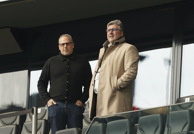 因此, 而这位中场 因此, 而这位中场