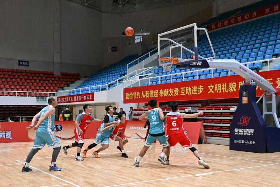 体育馆内人, 街道三闸村, 声鼎沸 体育馆内人, 街道三闸村, 声鼎沸