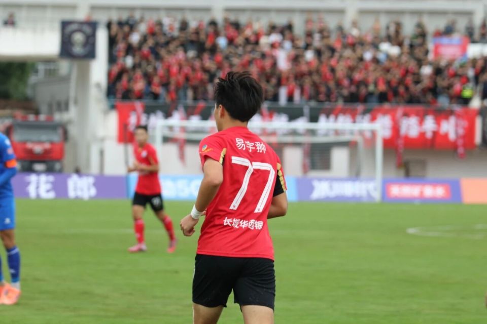 岁时, 易宇翀与足, AA 岁时, 易宇翀与足, AA